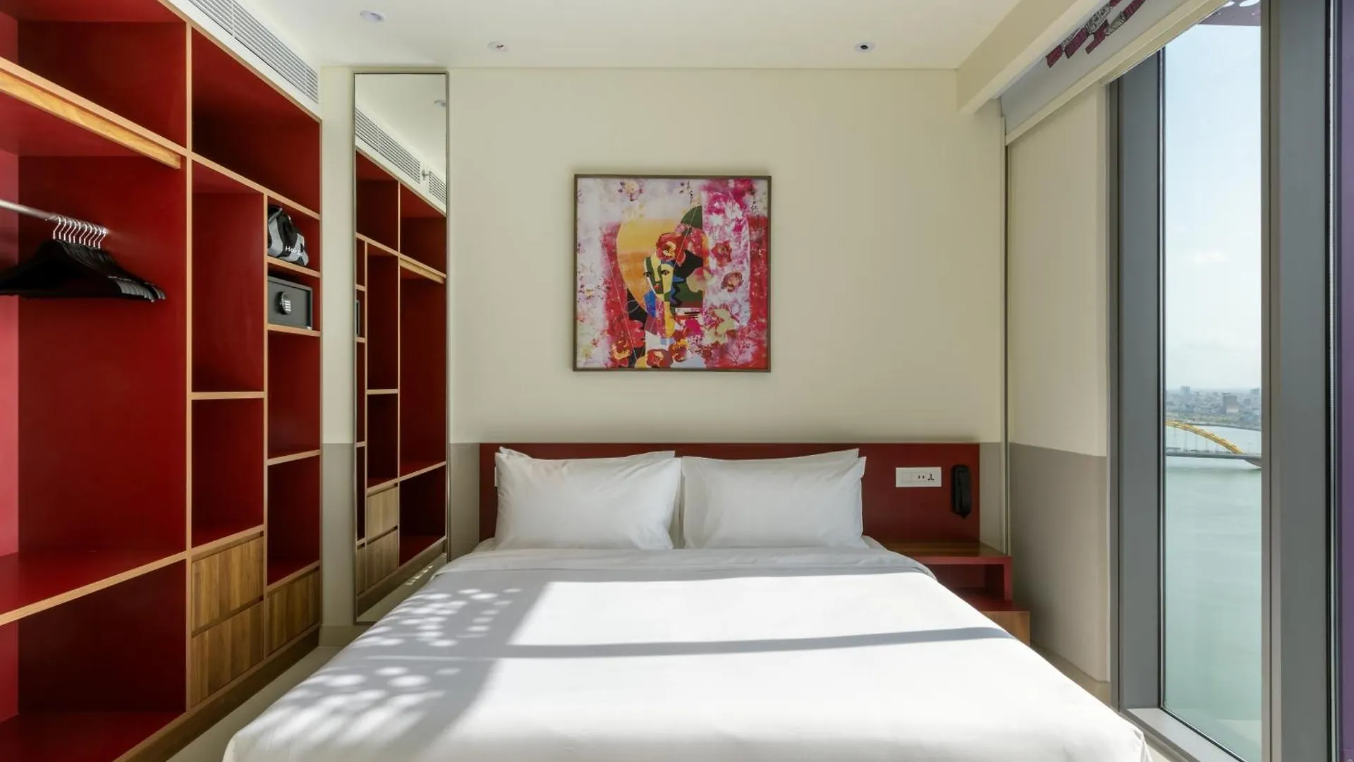 Wink Icon Hotel Danang Riverside - Luxury Suites - 24Hrs Stay & Rooftop Pool Bar 5*, Da Nang