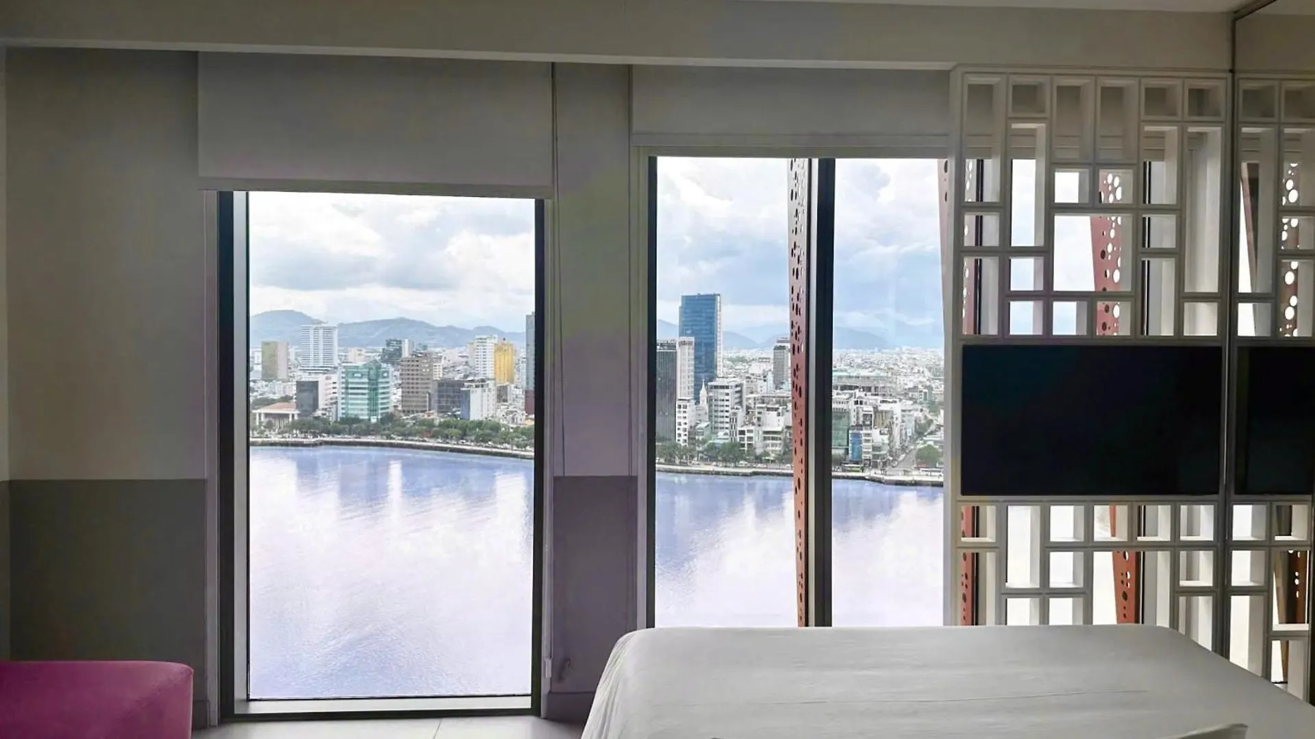 Wink Icon Hotel Danang Riverside - Luxury Suites - 24Hrs Stay & Rooftop Pool Bar 5*, Da Nang