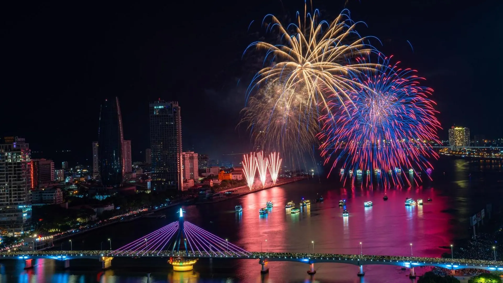 Wink Icon Hotel Danang Riverside - Luxury Suites - 24Hrs Stay & Rooftop Pool Bar