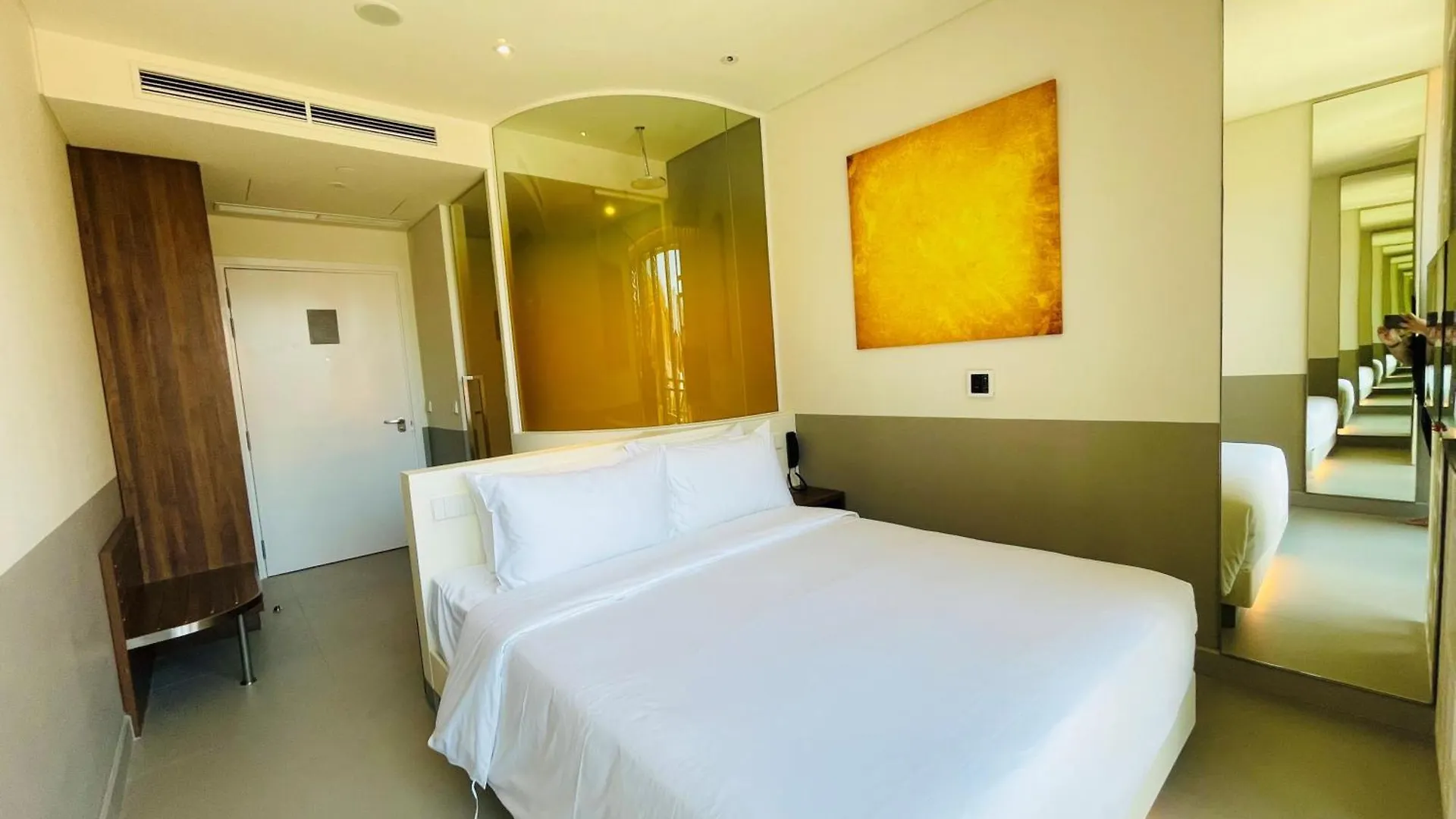 Wink Icon Hotel Danang Riverside - Luxury Suites - 24Hrs Stay & Rooftop Pool Bar 5*, Da Nang
